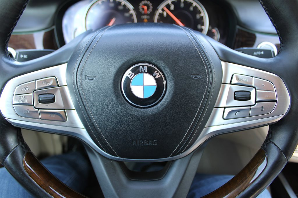 Used 2017 BMW 750i RWD image 38