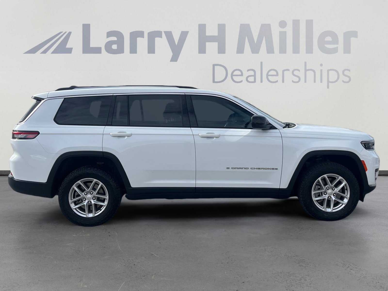 Used 2023 Jeep Grand Cherokee L Laredo image 6