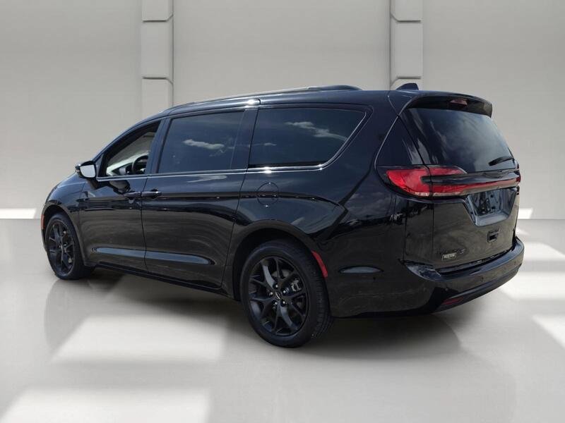 Used 2024 Chrysler Pacifica Touring-L w/ S Appearance Package AWD/4WD image 3