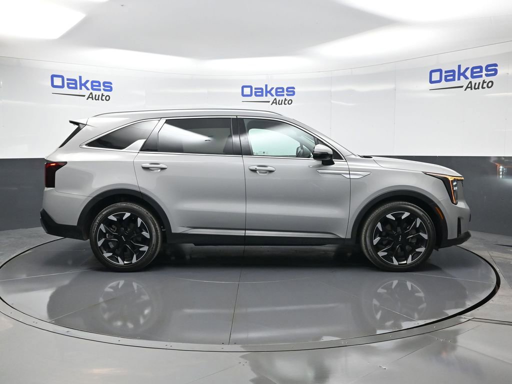 Certified 2024 Kia Sorento EX w/ Panoramic Sunroof Package image 9