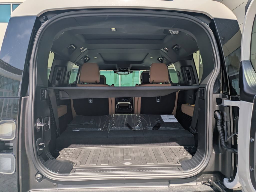 New 2026 Land Rover Defender 130 X-Dynamic SE AWD/4WD image 14