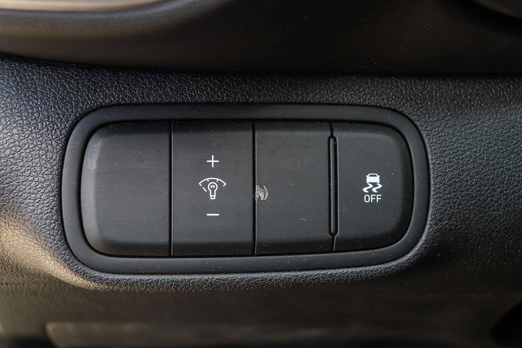 Used 2024 Hyundai Venue SEL image 24