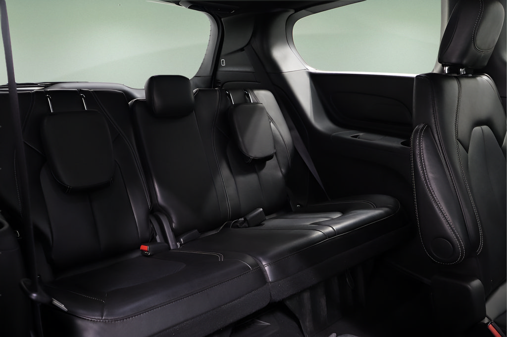 Used 2025 Chrysler Pacifica Select FWD image 18