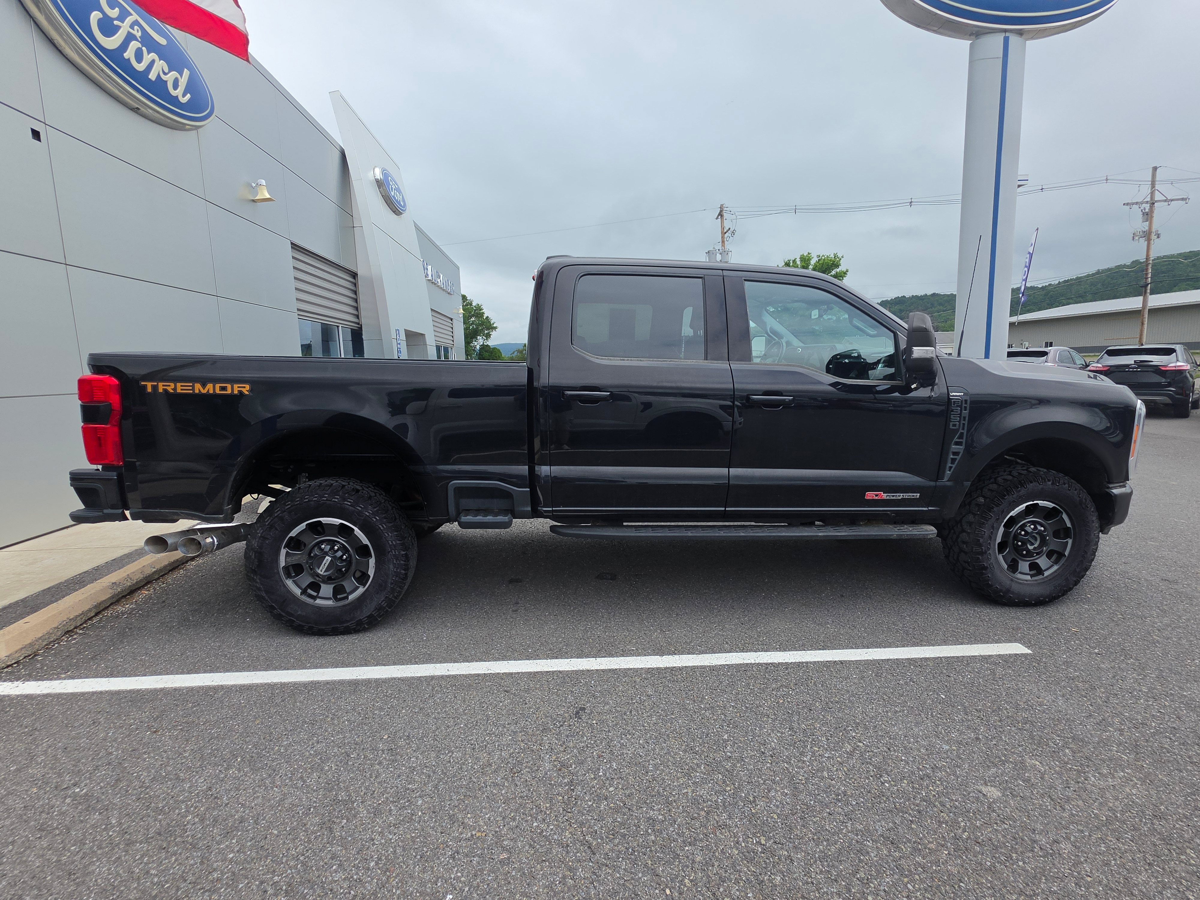 Used 2023 Ford F350 Lariat w/ Tremor Off-Road Package AWD/4WD image 2