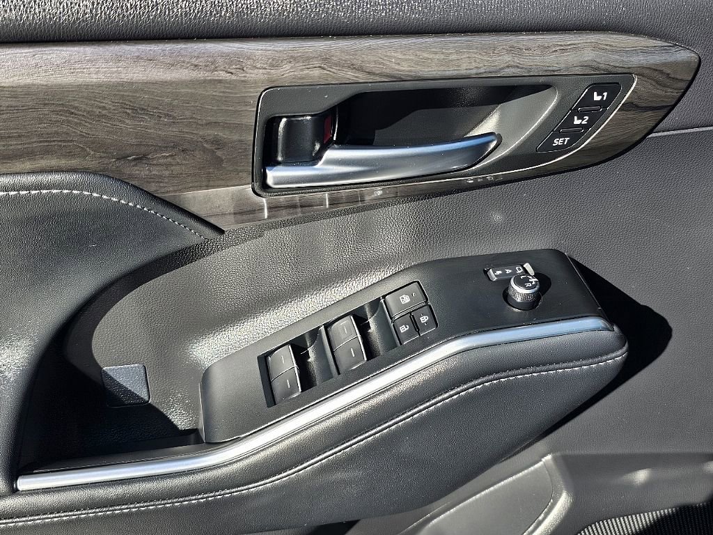 Used 2025 Toyota Highlander Limited image 27
