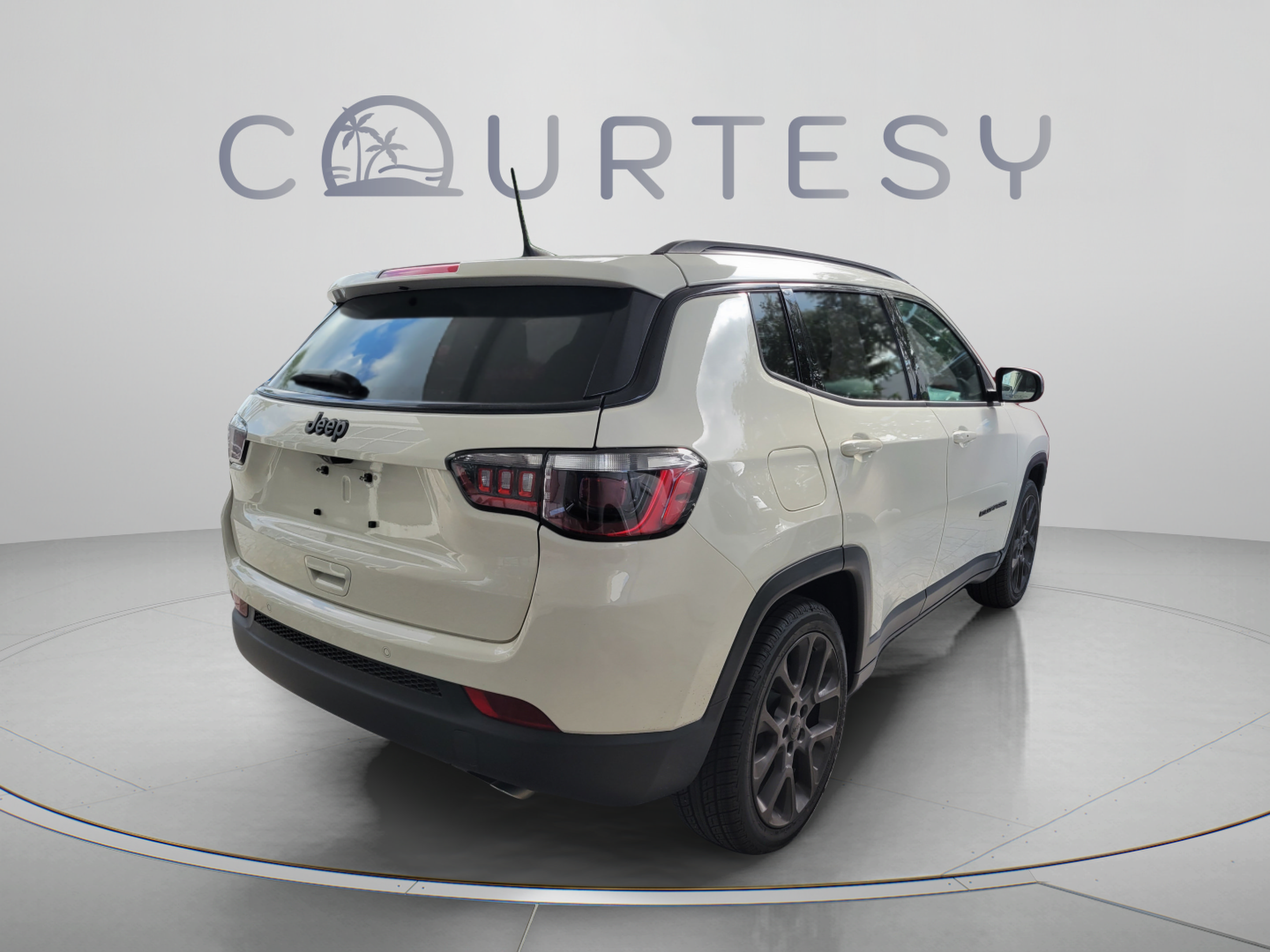 Certified 2021 Jeep Compass Latitude w/ Sun and Sound Group FWD image 3