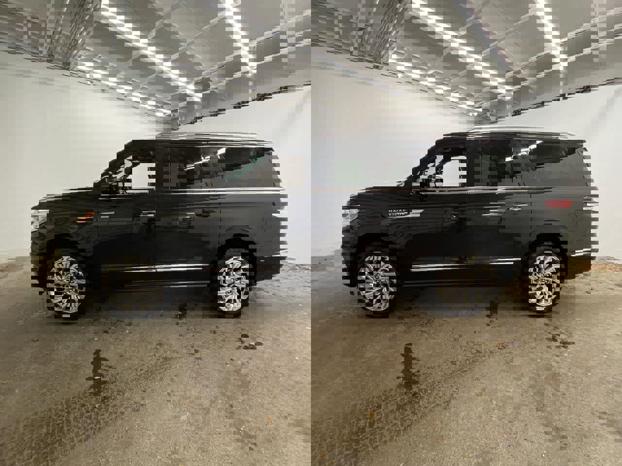 Used 2024 Lincoln Navigator L Premiere image 3