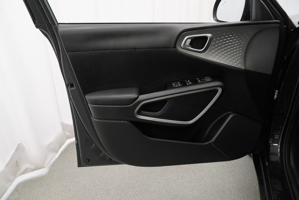 Used 2025 Kia Soul LX w/ LX Technology Package FWD image 23