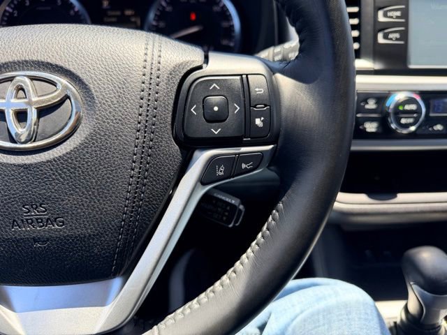 Used 2017 Toyota Highlander SE FWD image 25
