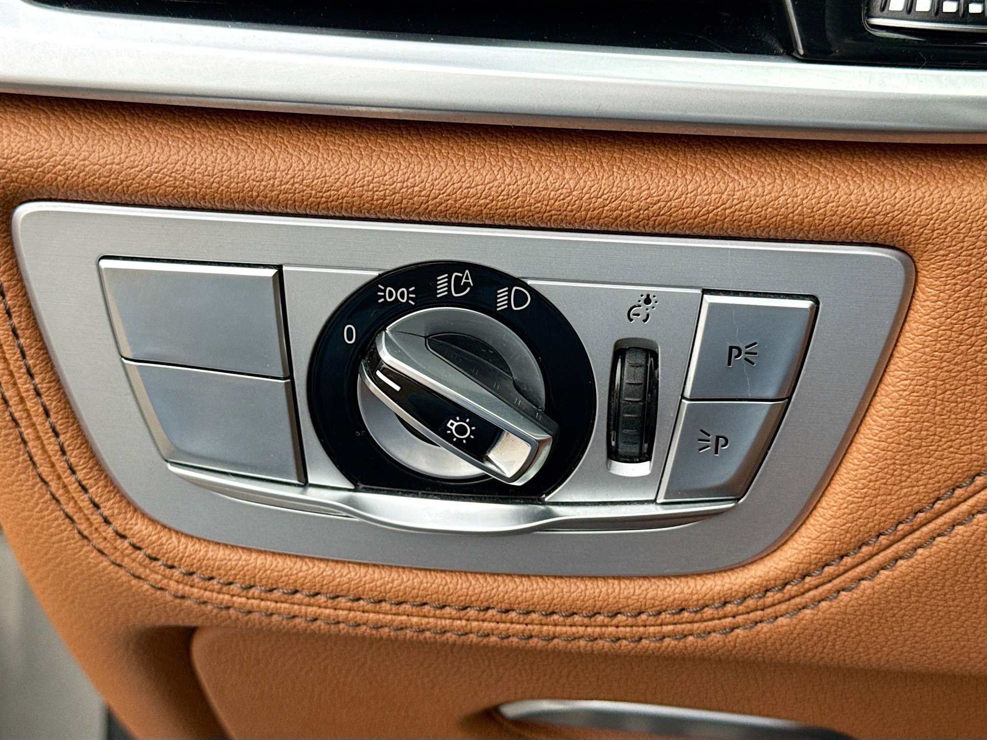 Used 2020 BMW 740i w/ M Sport Package image 36