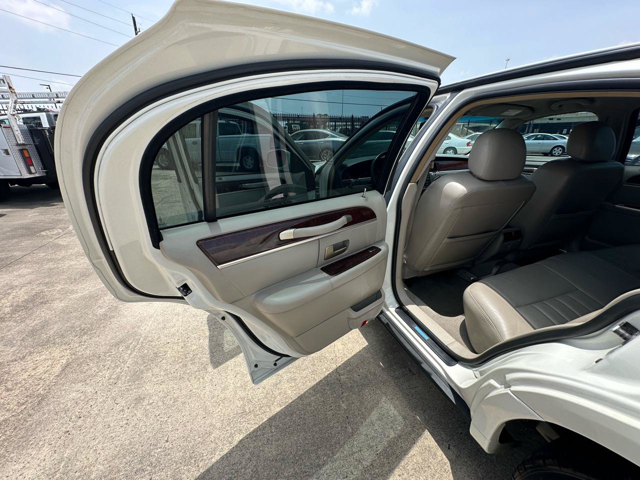 Used 2006 Lincoln Town Car Signature RWD image 44