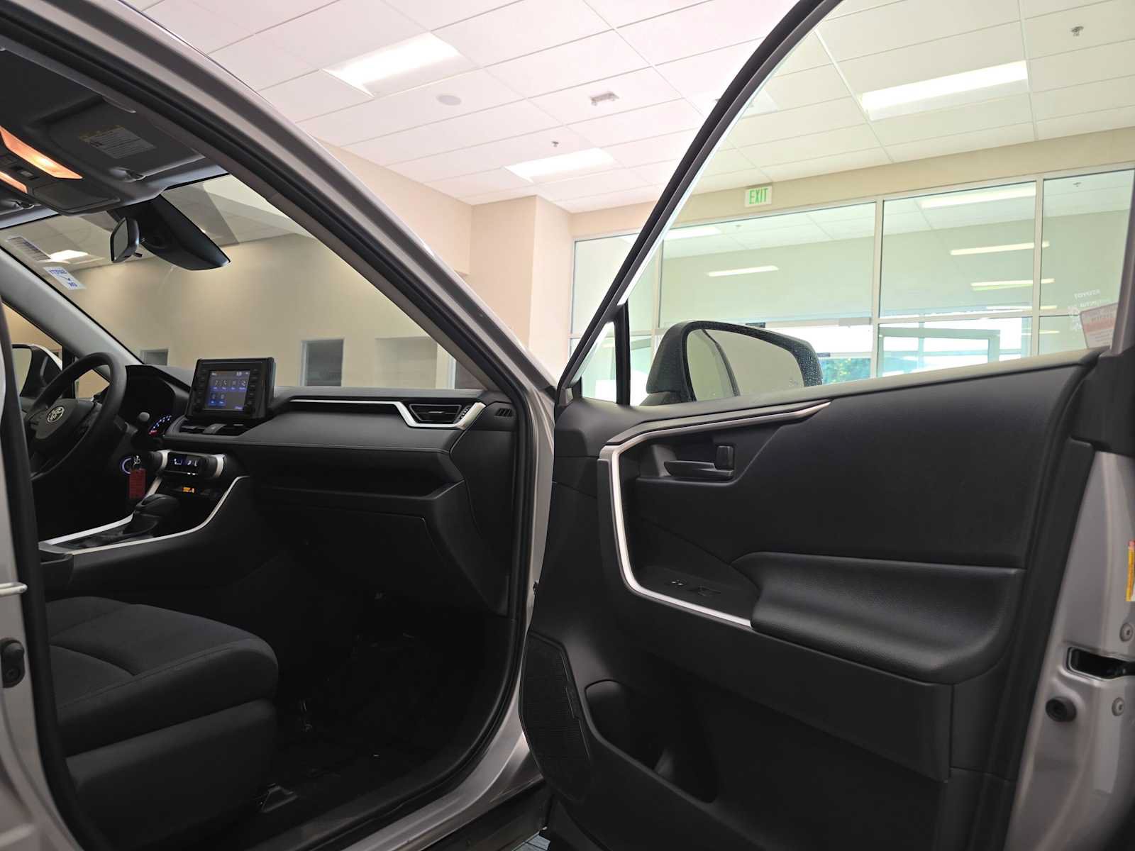 Used 2019 Toyota RAV4 LE w/ All Weather Liner Package AWD/4WD image 27