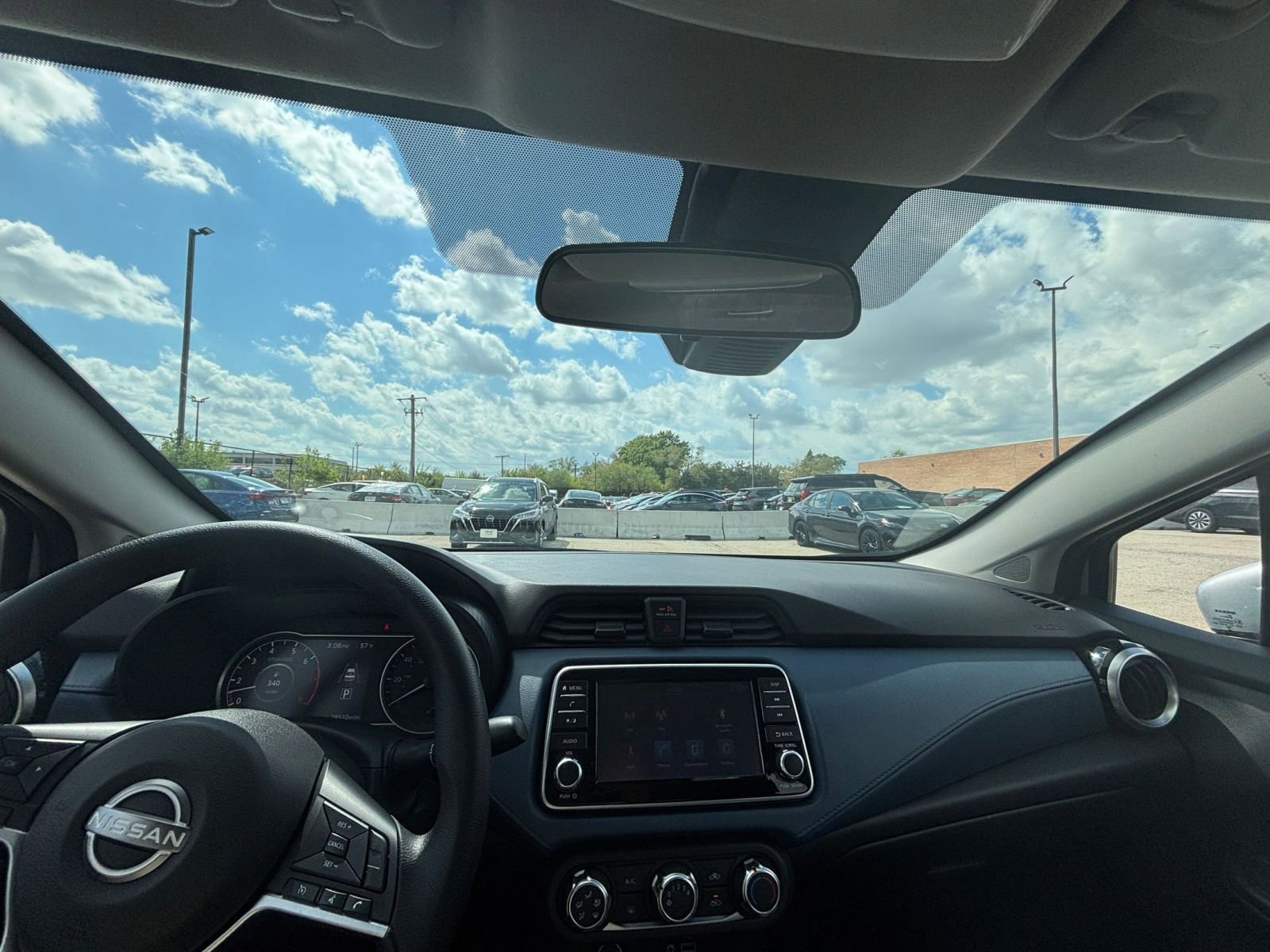 Used 2025 Nissan Versa SV FWD image 31
