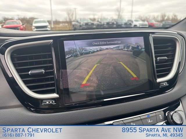 Used 2025 Chrysler Pacifica Select image 18