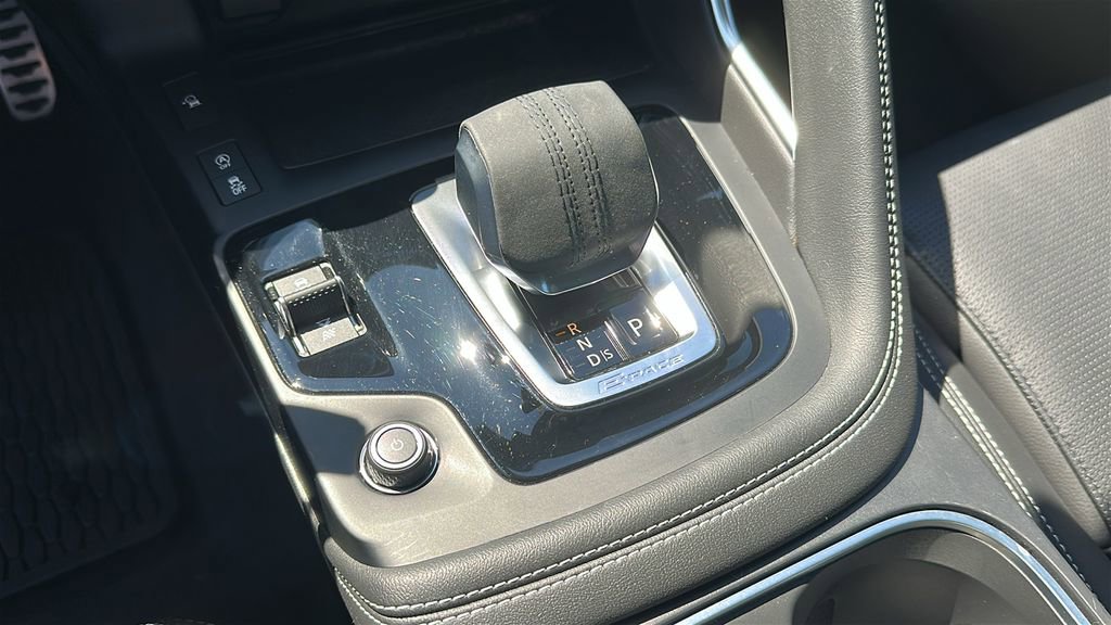 Used 2024 Jaguar E-PACE R-Dynamic SE image 17