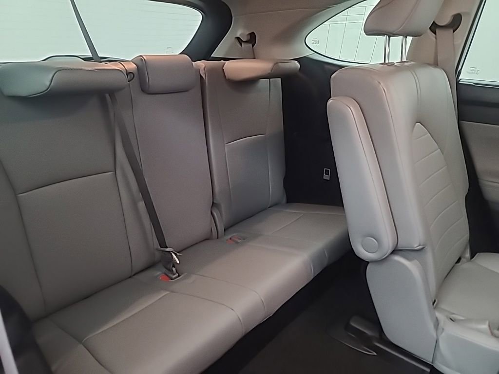Used 2023 Toyota Highlander XLE image 16