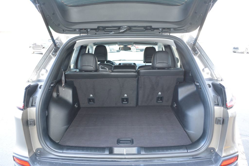 Used 2020 Jeep Cherokee Latitude Plus w/ Cold Weather Group image 10