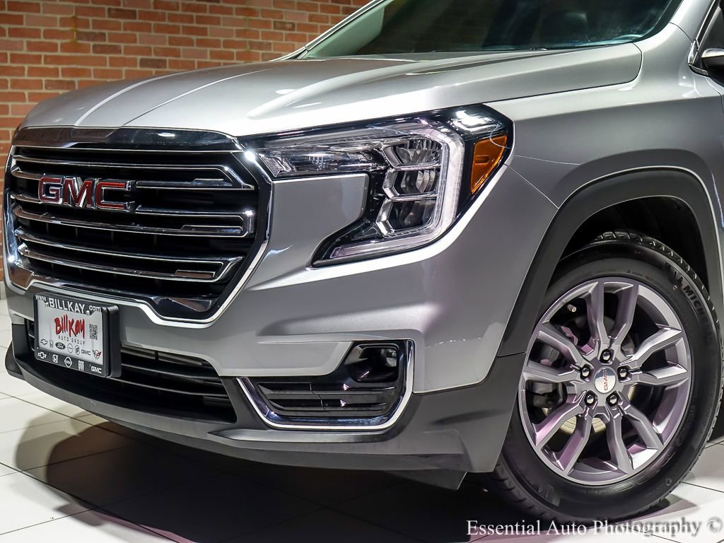 Used 2024 GMC Terrain SLT w/ Infotainment Package II image 3