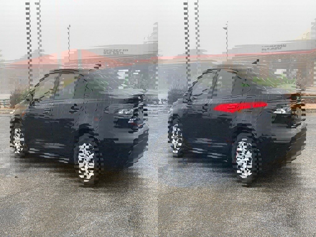 Used 2025 Toyota Corolla LE image 5