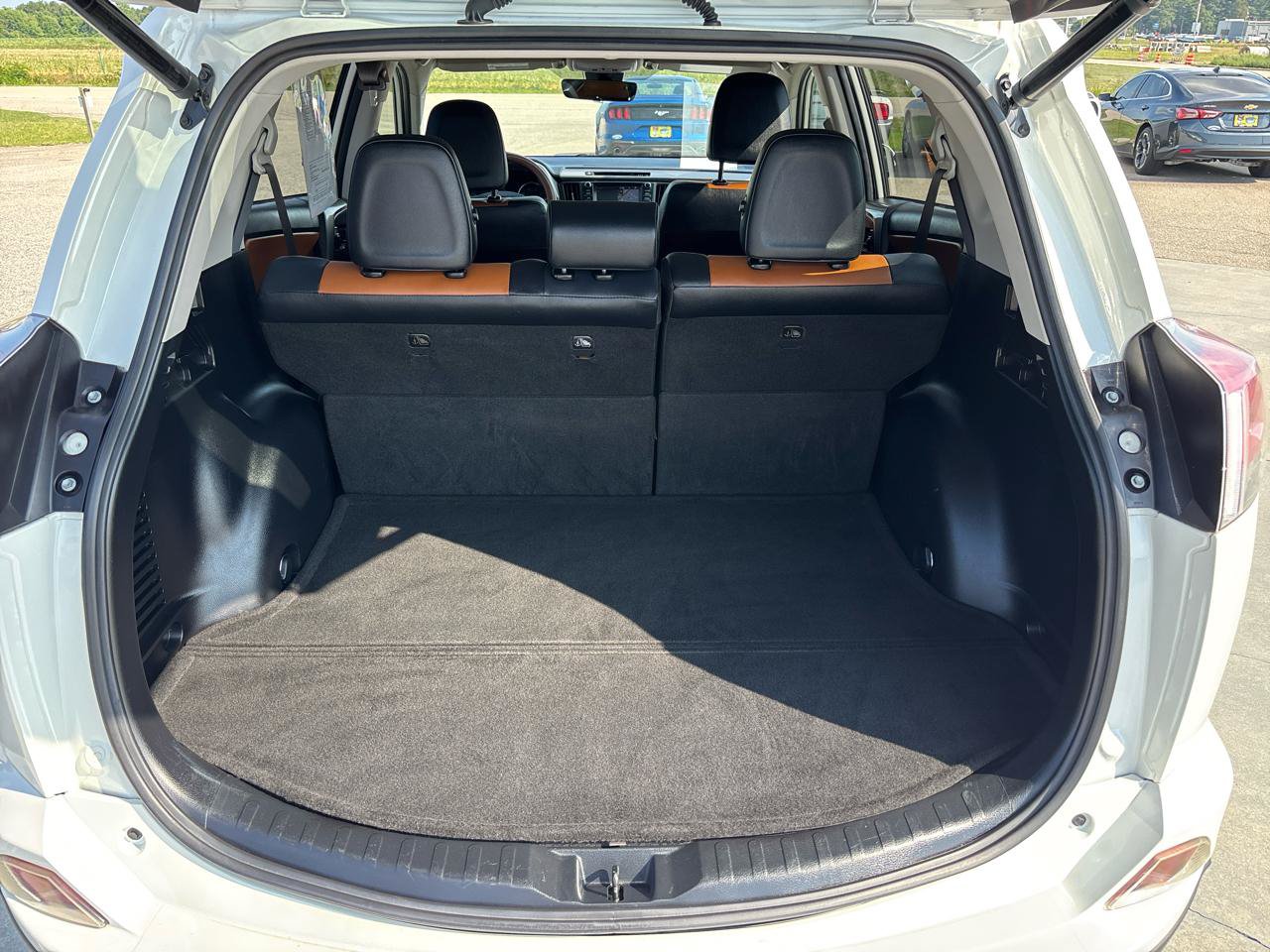Used 2018 Toyota RAV4 Limited FWD image 21