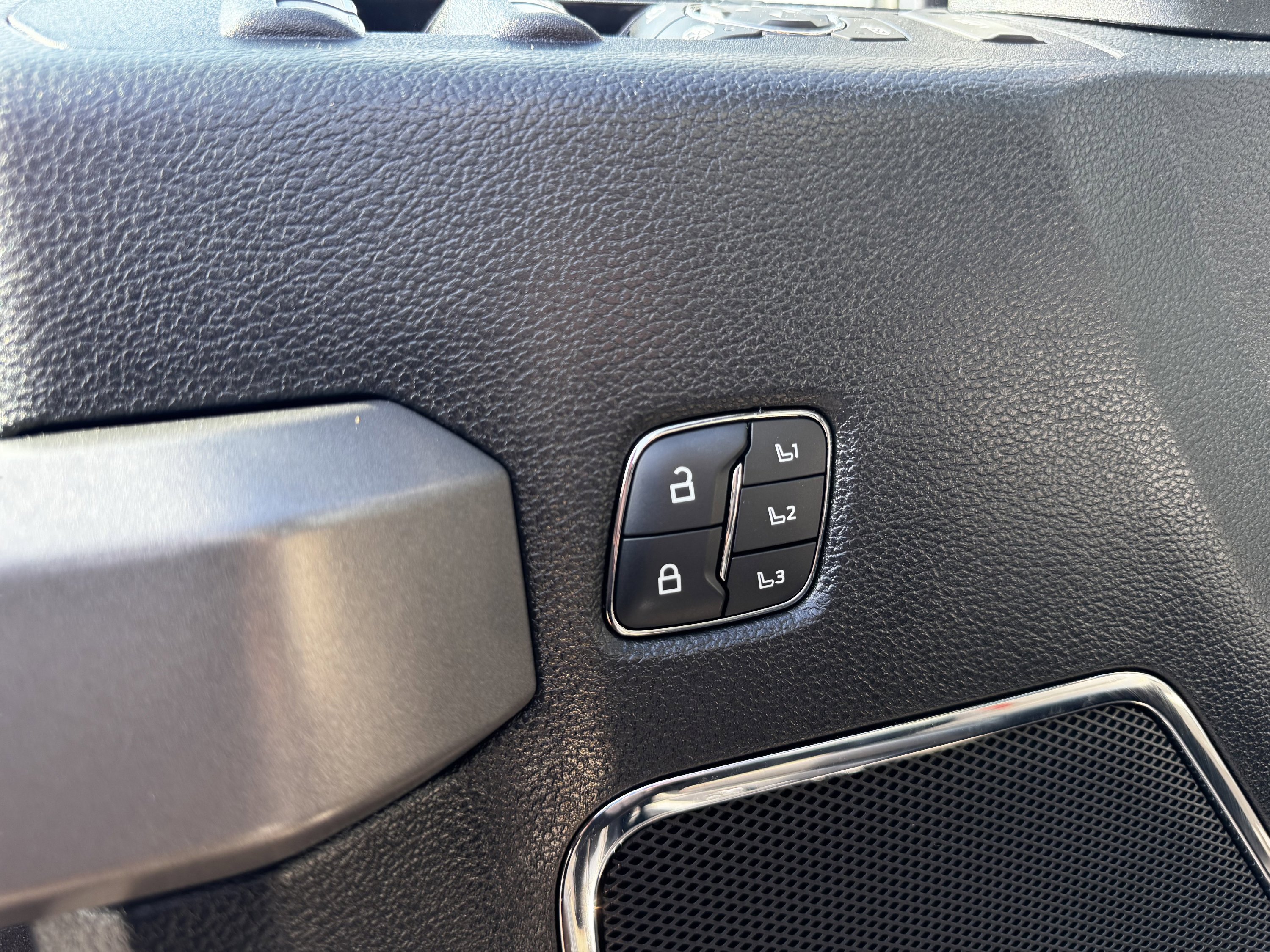 Used 2021 Ford F250 Platinum w/ FX4 Off-Road Package image 11