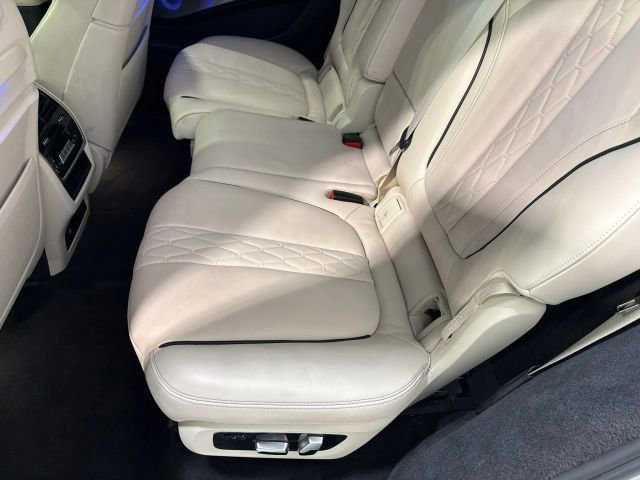 Used 2020 BMW X7 M50i w/ Dynamic Handling Package image 25