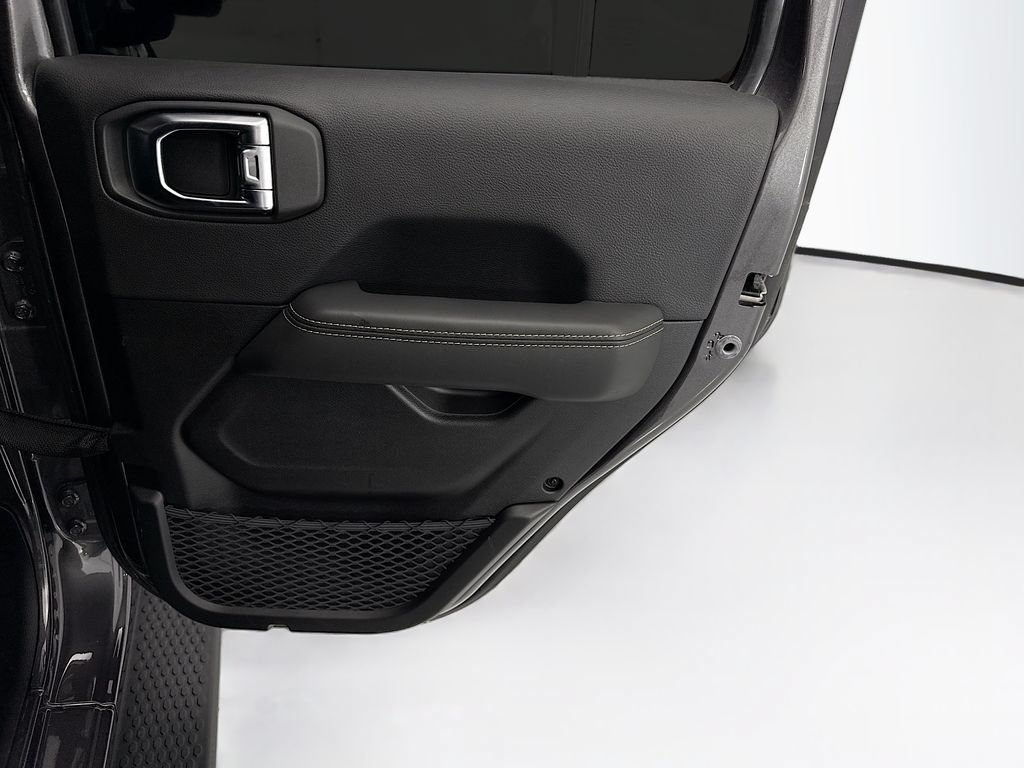 Used 2025 Jeep Wrangler Unlimited Sahara AWD/4WD image 26