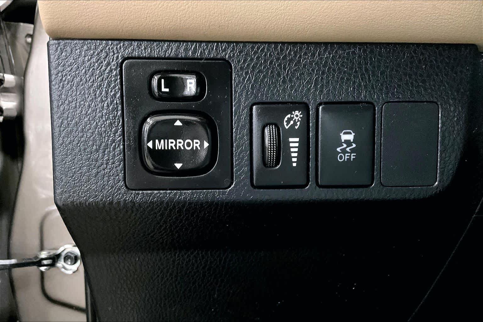 Used 2015 Toyota RAV4 XLE AWD/4WD image 34