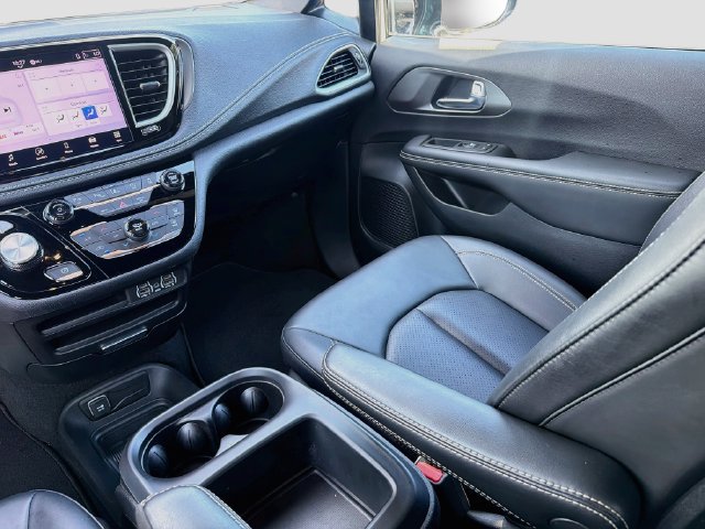 Used 2025 Chrysler Pacifica Select FWD image 24
