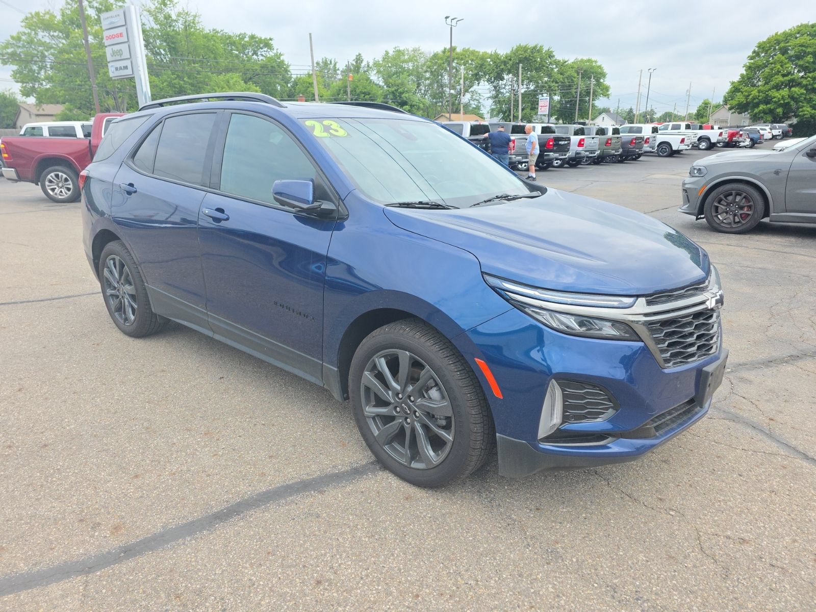Used 2023 Chevrolet Equinox RS w/ RS Leather Package FWD image 3