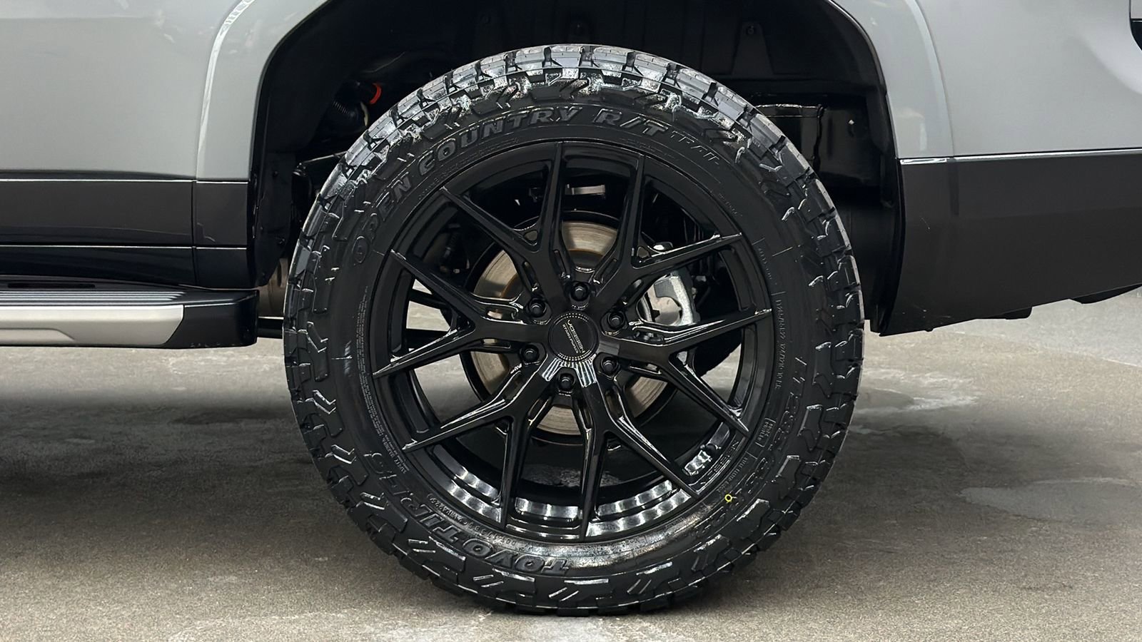 Used 2025 Lexus GX 550 w/ Accessory Package (2T) image 12