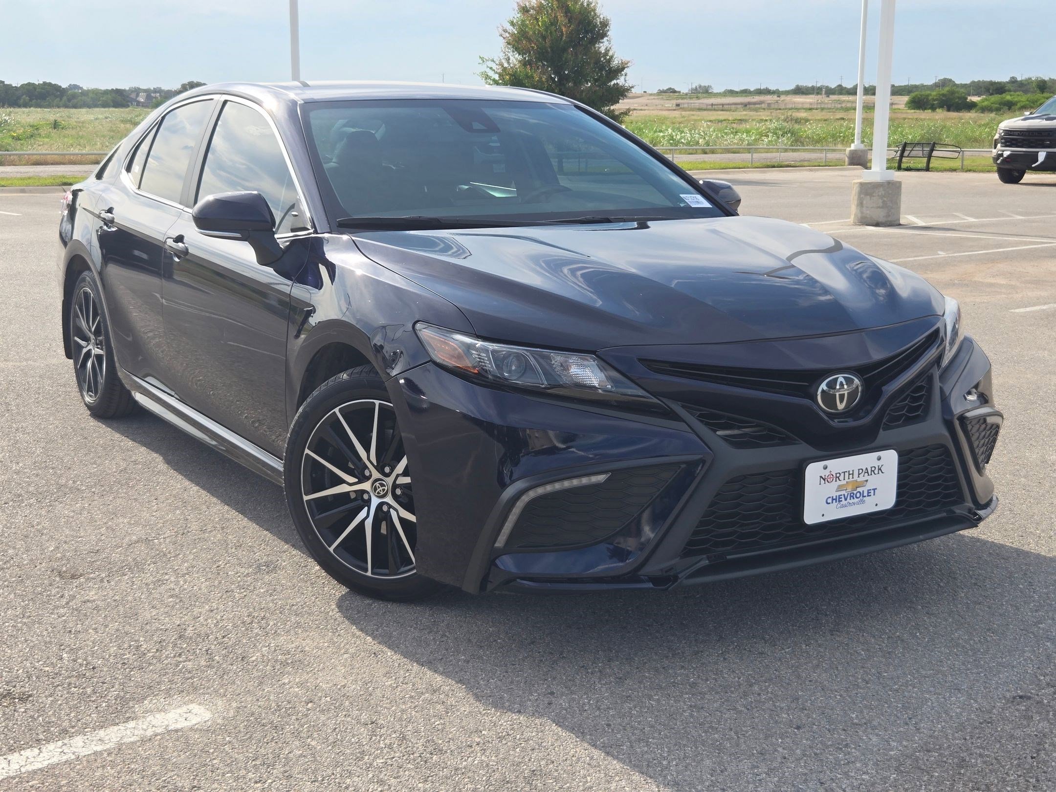 Used 2022 Toyota Camry SE FWD image 1
