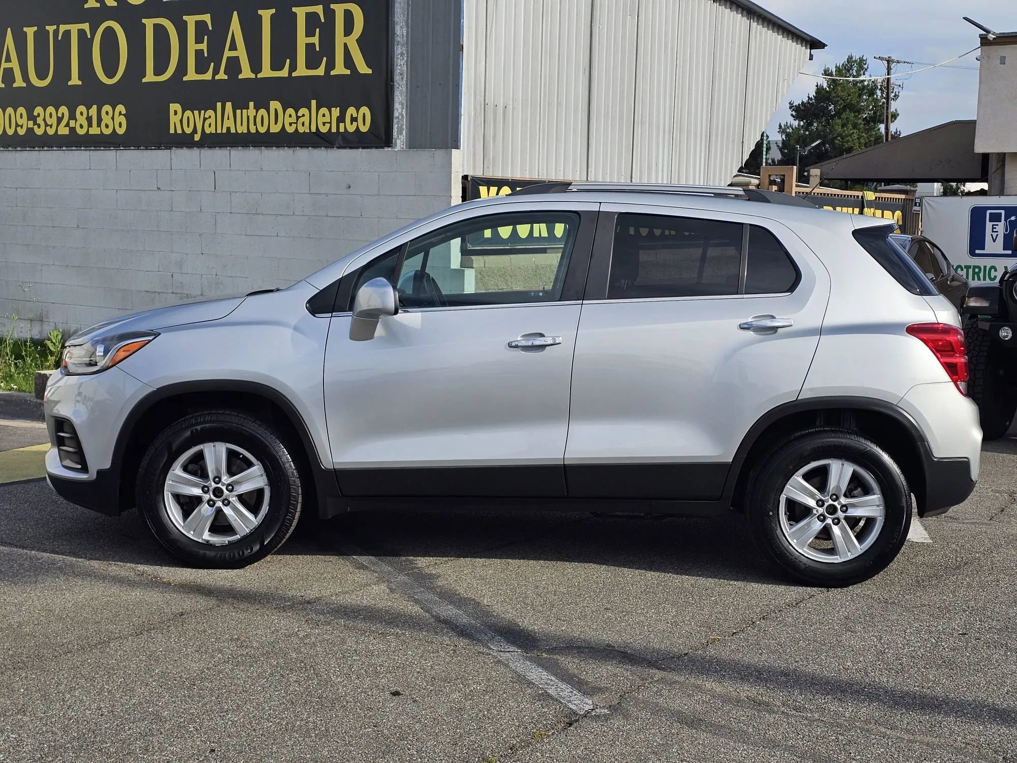 Used 2019 Chevrolet Trax LT w/ Sun & Sound Package image 4