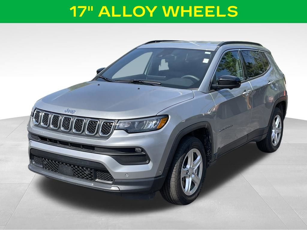 Used 2024 Jeep Compass Latitude w/ Convenience Group AWD/4WD image 4