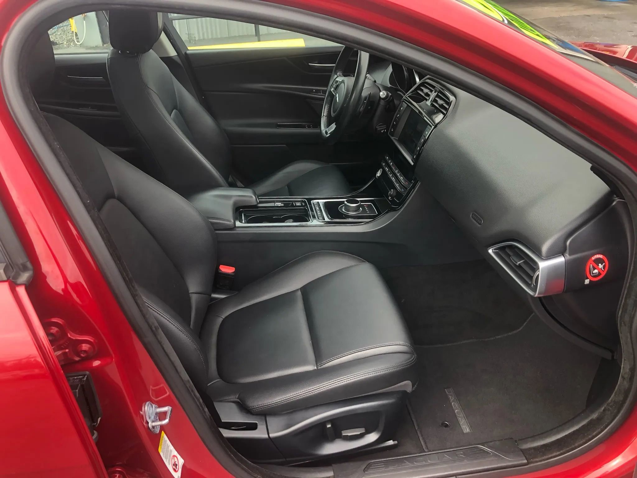Used 2018 Jaguar XE Premium RWD image 31