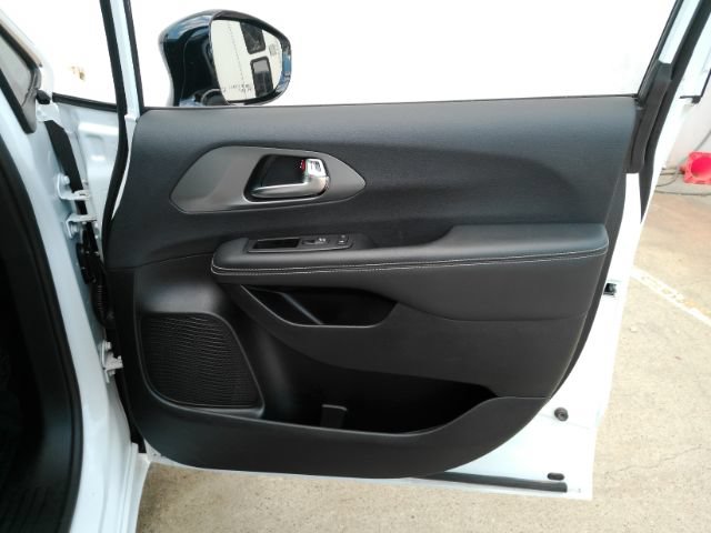 Used 2025 Chrysler Pacifica Select FWD image 20