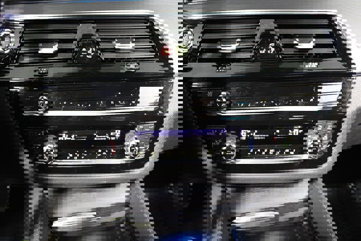 Used 2023 BMW 530e 530e w/ M Sport Package image 9