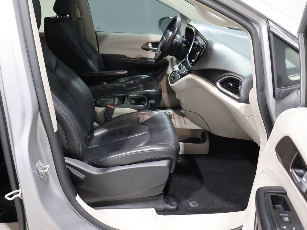 Used 2017 Chrysler Pacifica Touring-L w/ Tire & Wheel Group FWD image 20