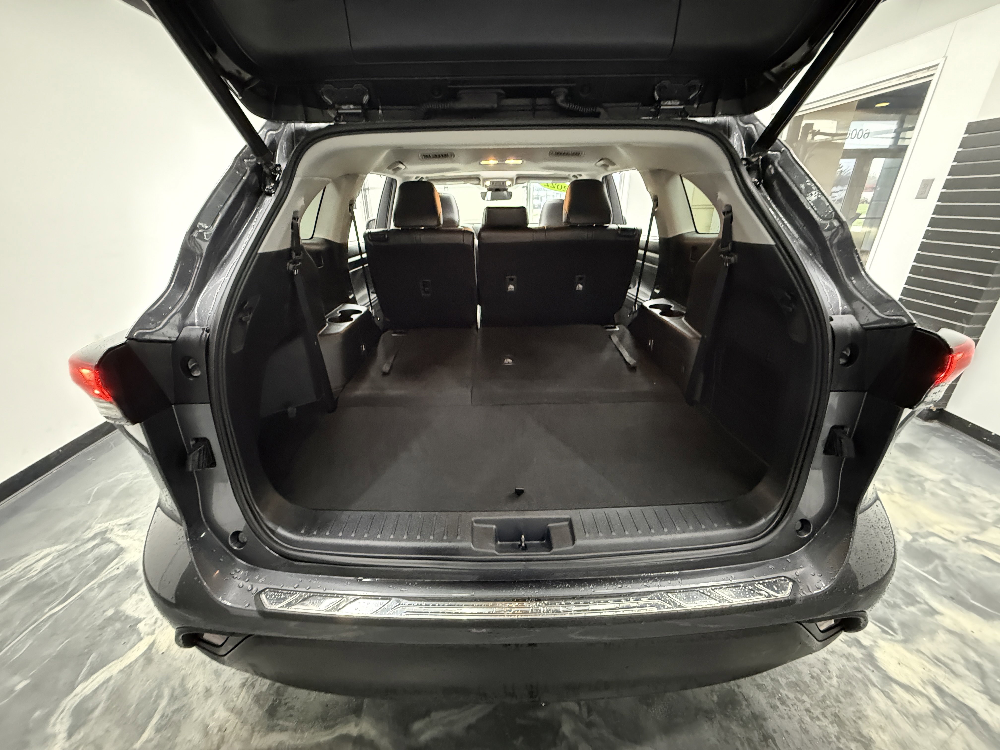 Used 2022 Toyota Highlander XLE AWD/4WD image 27