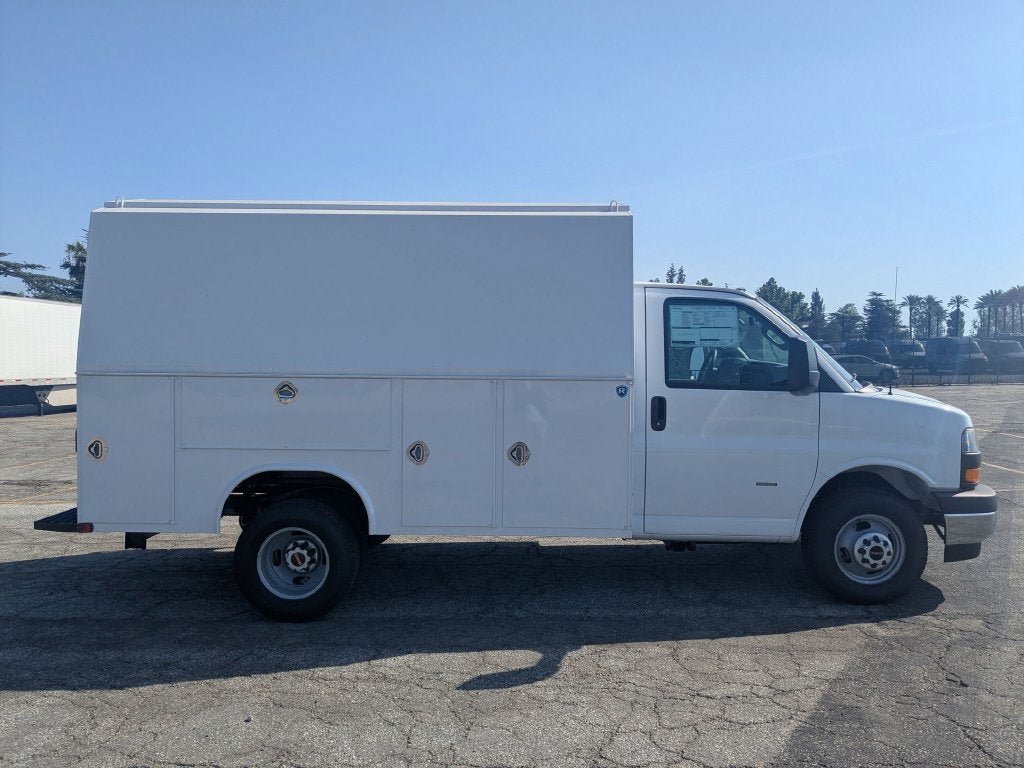 New 2026 GMC Savana 3500 w/ Power Convenience Package RWD image 5