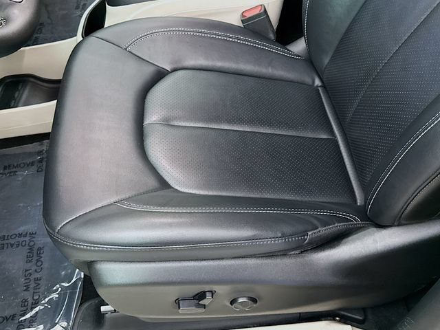 Used 2024 Chrysler Pacifica Touring-L FWD image 18