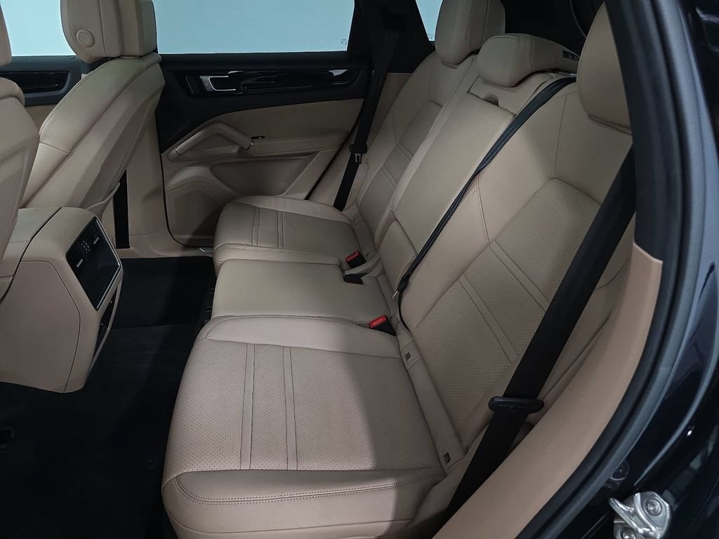 Certified 2023 Porsche Cayenne AWD/4WD image 27