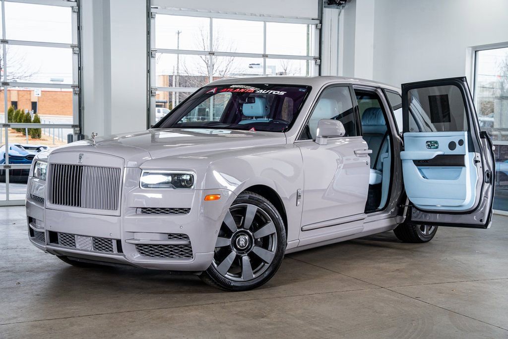 Used 2022 Rolls-Royce Cullinan image 2