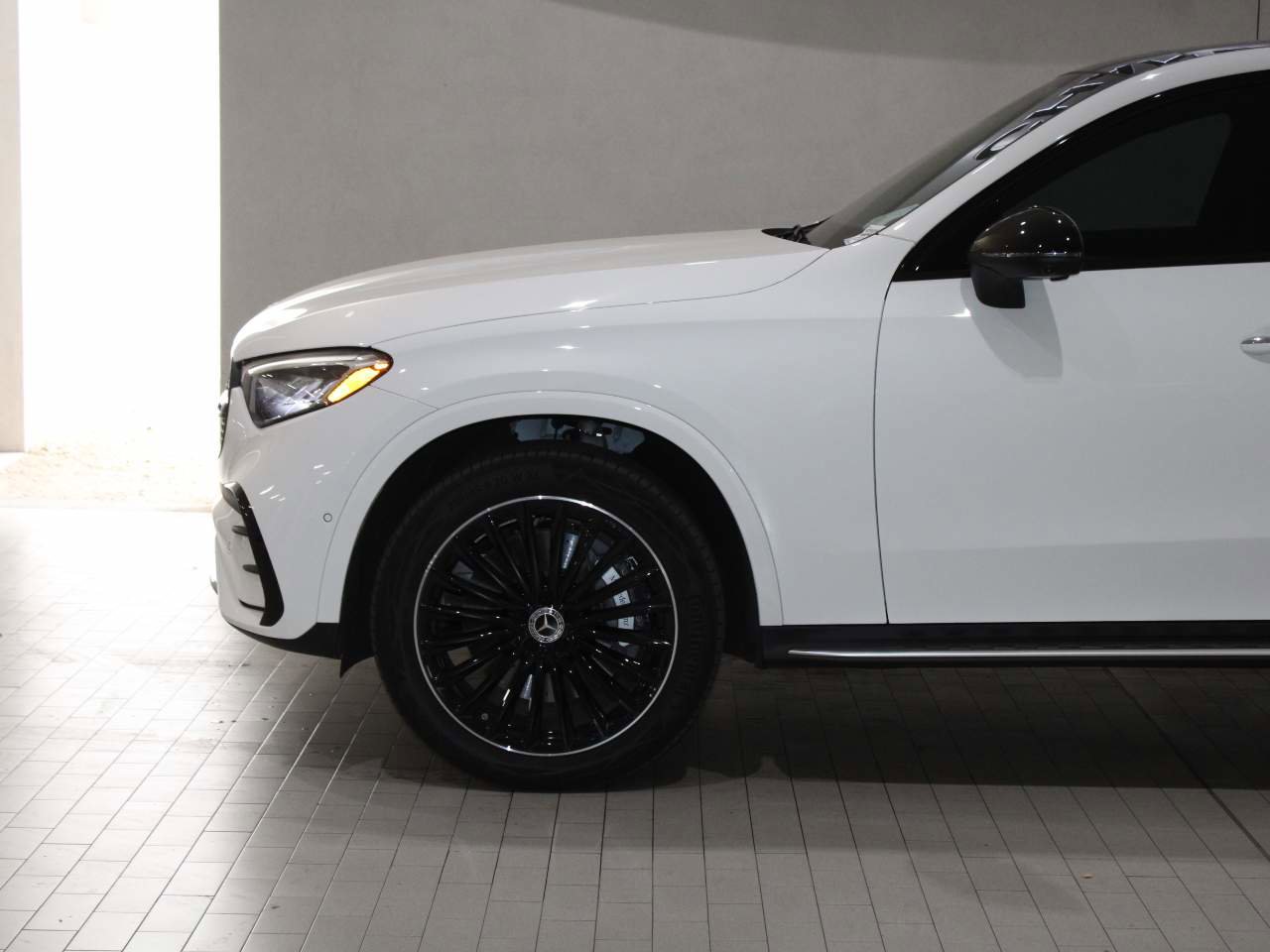 Used 2025 Mercedes-Benz GLC 300 4MATIC image 4