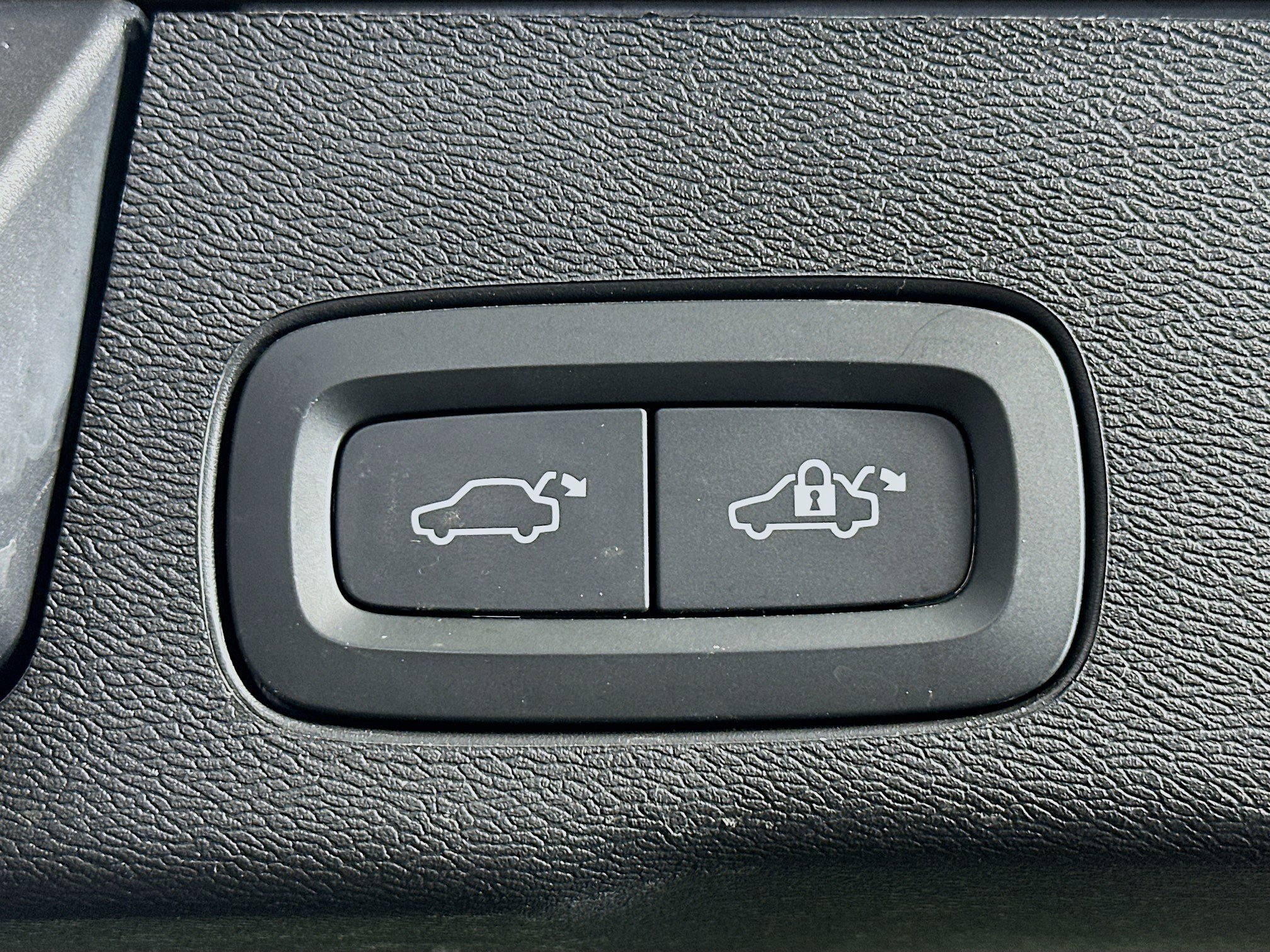 Used 2023 Volvo XC60 T8 Core image 30