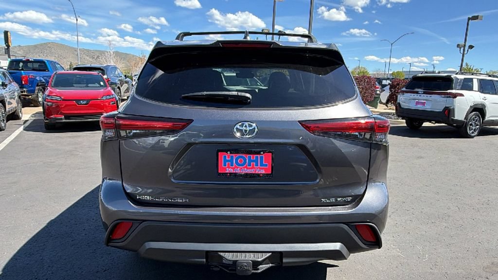 Used 2022 Toyota Highlander XLE AWD/4WD image 4