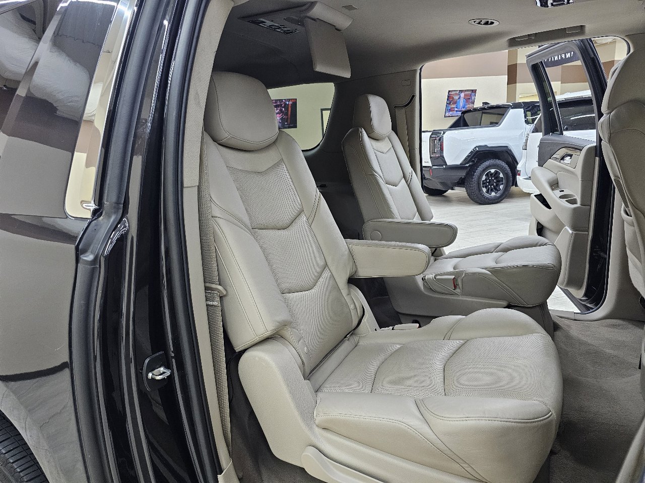 Used 2019 Cadillac Escalade ESV Premium Luxury w/ LPO, Radiant Package image 23