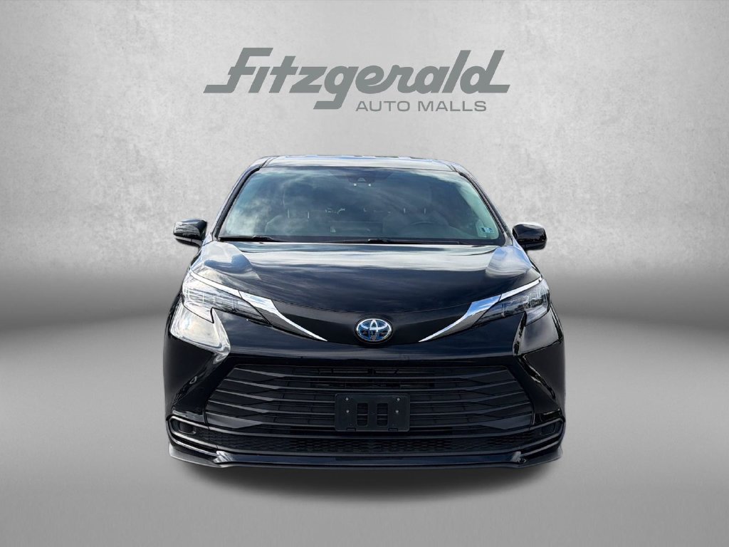 Used 2025 Toyota Sienna LE FWD image 2