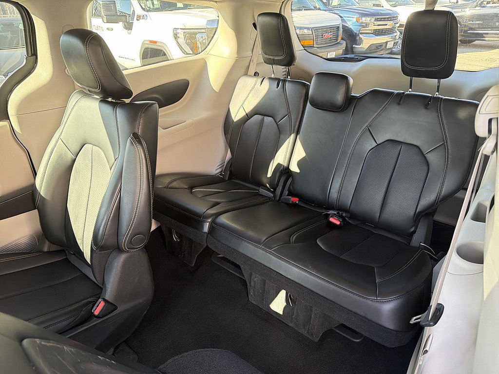 Used 2023 Chrysler Pacifica Touring-L FWD image 41