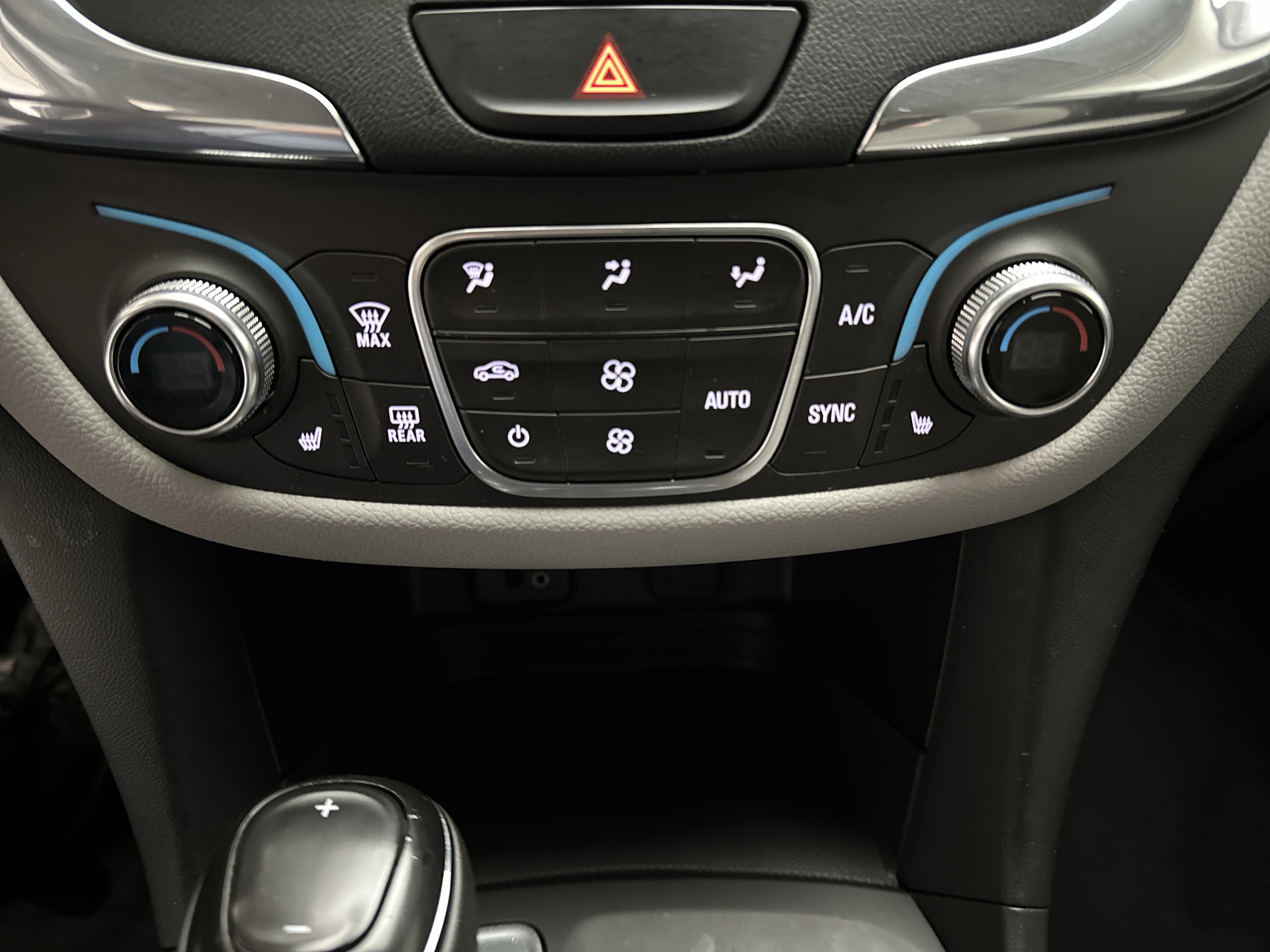 Used 2018 Chevrolet Equinox LT AWD/4WD image 34